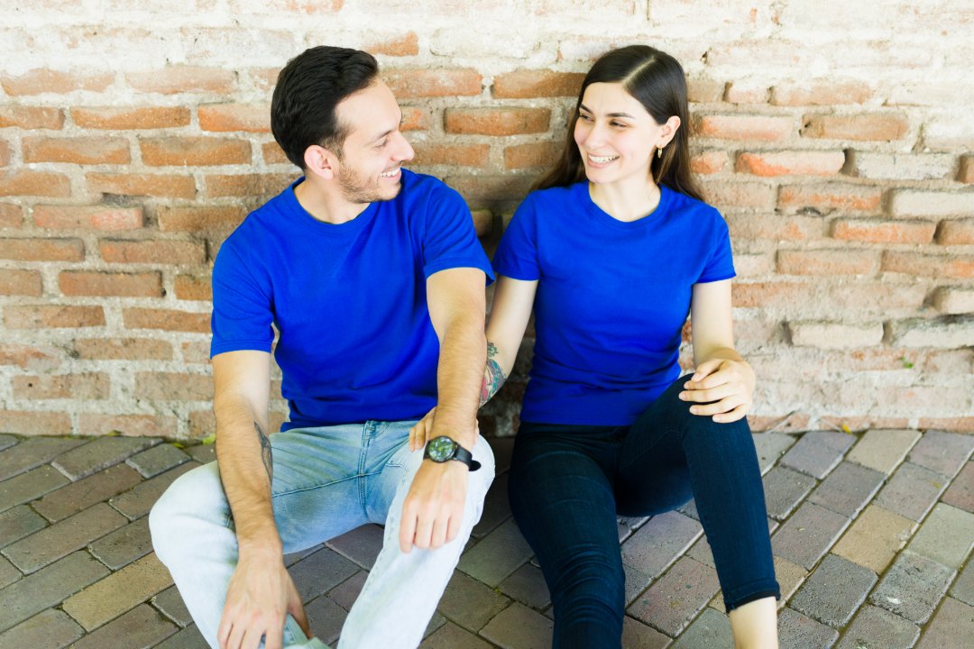pareja con camiseta azul igual
